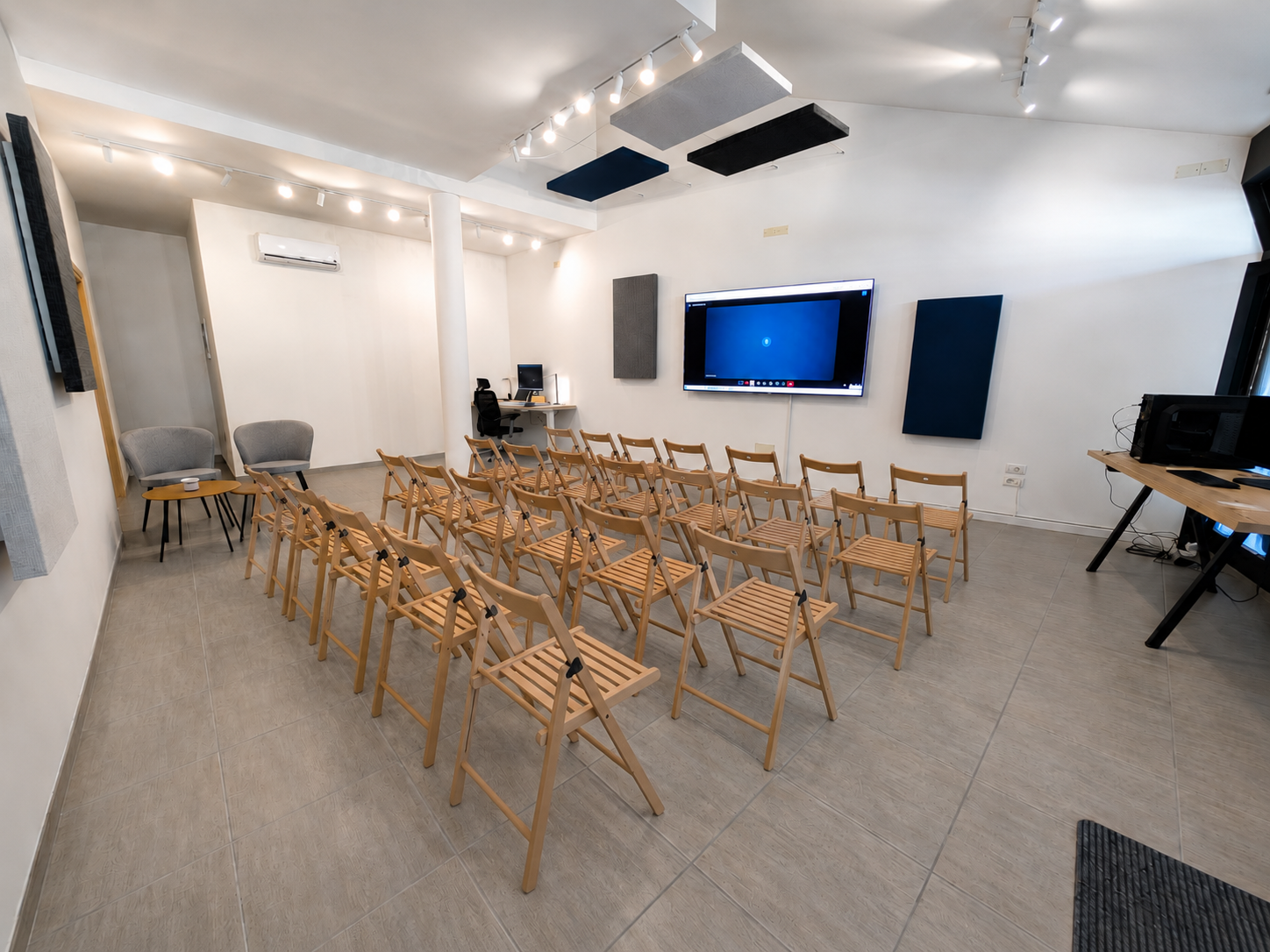 Spazio Lucchetta IA in configurazione platea con sedie davanti alla TV